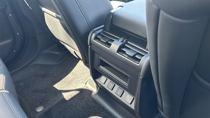 Land Rover Defender 3.0 D250 X-Dynamic SE 110 5dr Auto Diesel Estate - Image 18